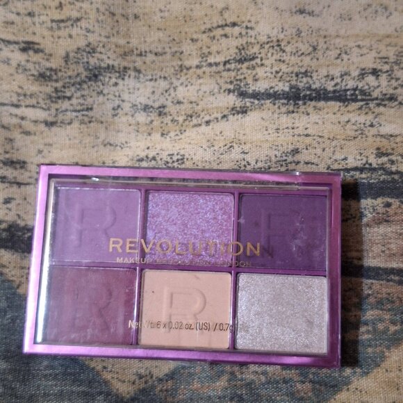 💜👑 Revolution Mini Colour Reloaded Eyeshadow Palette | Purple Please -Swatched - Picture 3 of 3